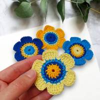 4-er Set Häkelblumen 6 cm in Blau und Gelb, Retro Blütenmuster Bild 2