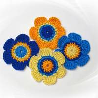 4-er Set Häkelblumen 6 cm in Blau und Gelb, Retro Blütenmuster Bild 3