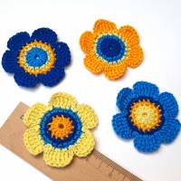 4-er Set Häkelblumen 6 cm in Blau und Gelb, Retro Blütenmuster Bild 4