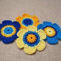 4-er Set Häkelblumen 6 cm in Blau und Gelb, Retro Blütenmuster Bild 5