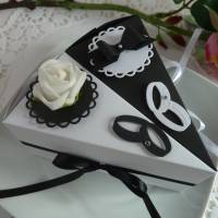 2 Tortenstücke in Schwarz/weiß für Geldgeschenk/Gastgeschenk mit Fliege und Röschen zur Hochzeit Bild 1