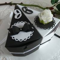 2 Tortenstücke in Schwarz/weiß für Geldgeschenk/Gastgeschenk mit Fliege und Röschen zur Hochzeit Bild 2