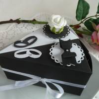 2 Tortenstücke in Schwarz/weiß für Geldgeschenk/Gastgeschenk mit Fliege und Röschen zur Hochzeit Bild 3