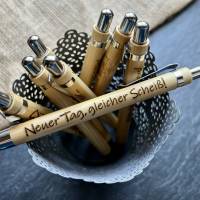 Neuer Tag, gleicher Scheiß,gravierter Kuli, Kugelschreiber mit Gravur, Kuli graviert, aus Bambus, Kuli mit lustigen Text Bild 1