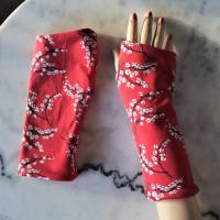 Warm Armstulpen Stulpen Handschuhe Pulswärmer Rot Japan Blüte Jersey Stretch Handmade Fleecehandschuhe Daumenloch Bild 2