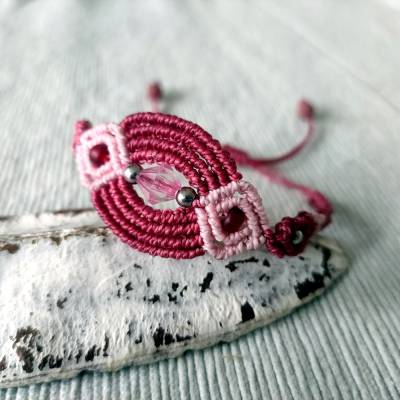 bezauberndes Makramee Armband in beere und rosa mit facettierer Acrylperle und silberfarbenen Metallperlen