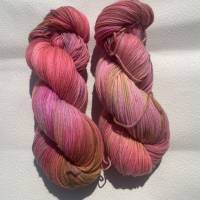 MITTAGSBLUME- Handgefärbte Merino-Wolle im Strang/ NEON Bild 1