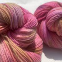 MITTAGSBLUME- Handgefärbte Merino-Wolle im Strang/ NEON Bild 2