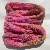 MITTAGSBLUME- Handgefärbte Merino-Wolle im Strang/ NEON Bild 3