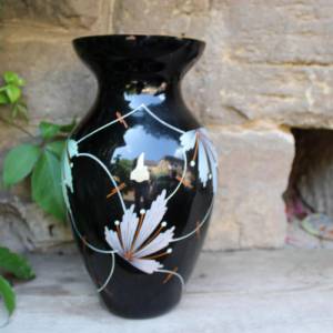 große Vase 30 cm Hyalithglas Schwarzglas Blumendekor Emaillefarben Handbemalt Glasveredlung Karl Grossmann Ilmenau DDR G Bild 1
