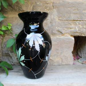 große Vase 30 cm Hyalithglas Schwarzglas Blumendekor Emaillefarben Handbemalt Glasveredlung Karl Grossmann Ilmenau DDR G Bild 3