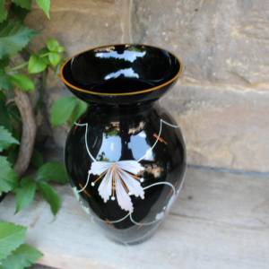 große Vase 30 cm Hyalithglas Schwarzglas Blumendekor Emaillefarben Handbemalt Glasveredlung Karl Grossmann Ilmenau DDR G Bild 4