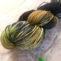 Sockenwolle Gipfelstürmer, handgefärbt, schwarz mit grün und Sprenkel Bild 2