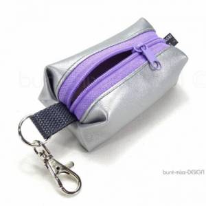 Mini Täschchen mit Karabiner Kunstleder silber flieder lila Zipper, Kosmetik Kopfhörer Schlüsselanhänger, BuntMixxDESIGN Bild 1