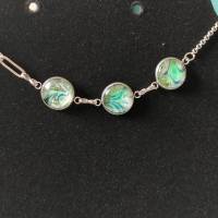 Halskette mit Cabochons Fluid Art grün und silber Bild 1