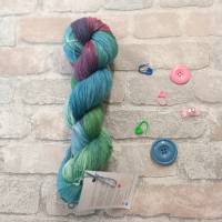 Sockenwolle Trekking Atelier Zitrone, handgefärbt, blau grün und lila Bild 1