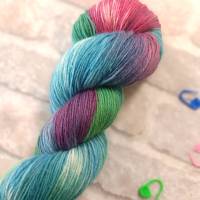Sockenwolle Trekking Atelier Zitrone, handgefärbt, blau grün und lila Bild 2