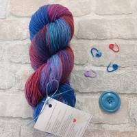 Sockenwolle Trekking Atelier Zitrone, handgefärbt, blau rot und lila Bild 1