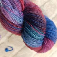 Sockenwolle Trekking Atelier Zitrone, handgefärbt, blau rot und lila Bild 2