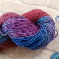 Sockenwolle Trekking Atelier Zitrone, handgefärbt, blau rot und lila Bild 4