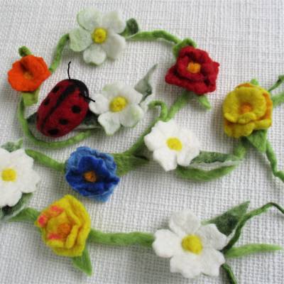 Filzblumengirlande mit Marienkäfer handgefilzt
