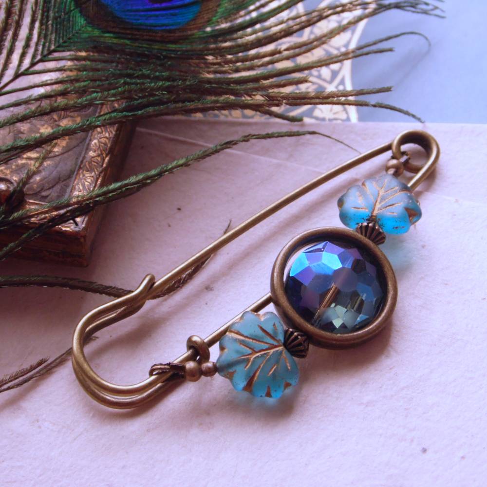 Dekorative Tuchnadel orientalisch Türkis Blau wie ein Pfau, funkelnde Bronze Schalnadel mit Glasperlen Bild 1