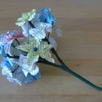 Papierblumen – Strauß mit Papierblumen aus gefärbten Buchseiten // Dekoration // Geschenk // Muttertag // Geburtstag // Bild 10