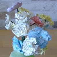 Papierblumen – Strauß mit Papierblumen aus gefärbten Buchseiten // Dekoration // Geschenk // Muttertag // Geburtstag // Bild 2
