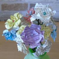Papierblumen – Strauß mit Papierblumen aus gefärbten Buchseiten // Dekoration // Geschenk // Muttertag // Geburtstag // Bild 3
