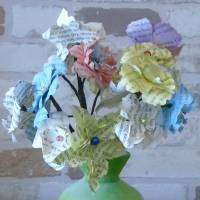 Papierblumen – Strauß mit Papierblumen aus gefärbten Buchseiten // Dekoration // Geschenk // Muttertag // Geburtstag // Bild 4