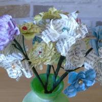 Papierblumen – Strauß mit Papierblumen aus gefärbten Buchseiten // Dekoration // Geschenk // Muttertag // Geburtstag // Bild 5