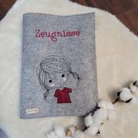 Zeungismappe aus Filz Mädchen mit Zöpfen/ mit Sichtbuch und Stickerei / Personalisiert Bild 1