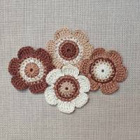 Gehäkelte Blumen 6 cm - Set mit 4 Häkelblumen in verschiedenen Brauntönen Bild 1