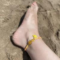 Fußbändchen 1.0 Gelb - Fußbändchen aus Rocailles mit Anker-Perle, Peace, Herz und Quaste Bild 1