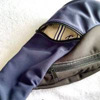Männertasche, Cross Body Bag für Männer , Männerhandtasche in schwarz und dunkelblau mit weißen, abgesteppten Nähten Bild 3