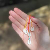 Mar - Zarte Halsketten in Neonfarben mit künstlicher Kauri-Muschel und kleiner Rocailles-Perle Bild 1