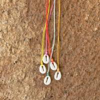 Mar - Zarte Halsketten in Neonfarben mit künstlicher Kauri-Muschel und kleiner Rocailles-Perle Bild 2