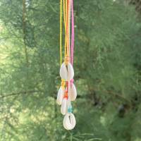 Mar - Zarte Halsketten in Neonfarben mit künstlicher Kauri-Muschel und kleiner Rocailles-Perle Bild 4