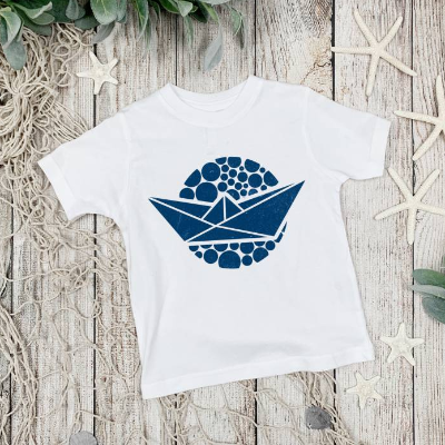 Papierboot mit Punktehintergrund im Origamistil