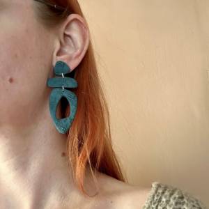 Ausgefallene Ohrringe Petrol Blau | lange Statementohrringe mit Stecker Bild 2