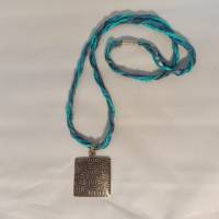 Halskette mit Anhänger ''Harnisch'' an Habotaiseide Bild 4