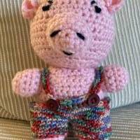 Amigurumi – Rosa Glücksschweinchen mit bunter Hose sucht neue Freunde Bild 2