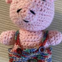 Amigurumi – Rosa Glücksschweinchen mit bunter Hose sucht neue Freunde Bild 3