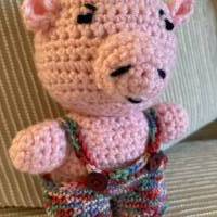 Amigurumi – Rosa Glücksschweinchen mit bunter Hose sucht neue Freunde Bild 4