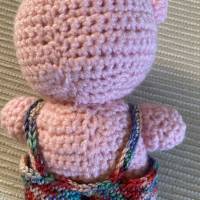 Amigurumi – Rosa Glücksschweinchen mit bunter Hose sucht neue Freunde Bild 5