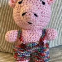 Amigurumi – Rosa Glücksschweinchen mit bunter Hose sucht neue Freunde Bild 6