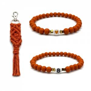 Strahlendes Orange trifft Handwerkskunst - Makramee Geschenkset mit Schlüsselanhänger und individuellen Armbändern - Per Bild 1
