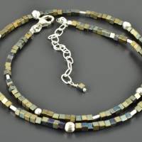 Zarte Halskette aus Hämatit-Würfeln mit 925er Silber - Kette Edelsteine zierlich Hämatitschmuck blau grün gold klein Bild 2