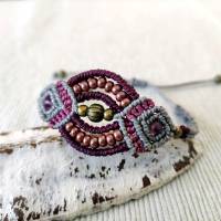 bezauberndes Makramee Armband in bordeaux, lila und silbergrau, mit eingearbeiteten Perlen, Bild 1
