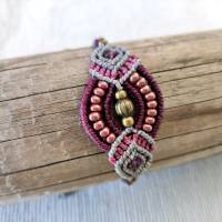bezauberndes Makramee Armband in bordeaux, lila und silbergrau, mit eingearbeiteten Perlen, Bild 2